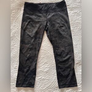 Women’s Lululemon cropped camo legging
